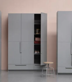 WOOOD Pure Kast 3-Deurs - Grenen - Betongrijs - 215x142x60 -Thuis Accessoires Winkel 2a61fdbdf4e64deabb2170ab7ced8af6