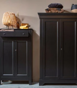 WOOOD Eva Meidenkast - Grenen Geborsteld - Zwart - 150x93x40 -Thuis Accessoires Winkel c79d0712adb54f5eb6def77b394a137c